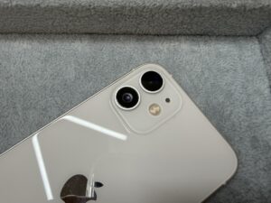 iPhone12miniのカメラ部分に水没痕が残った状態(横浜関内・フェニックス横浜関内本店)