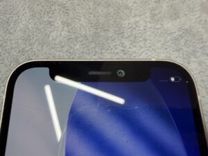 iPhone12mini分解中の様子・カメラ周辺の水没痕洗浄作業(フェニックス横浜関内本店)