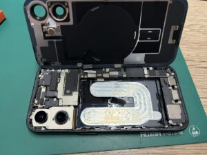 iPhone16分解中の様子・バッテリー交換作業(フェニックス横浜関内本店)