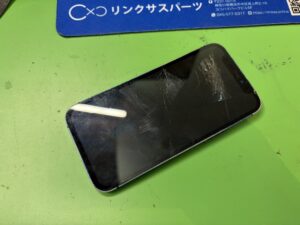 iPhone12miniの画面が割れてしまった様子(横浜関内・フェニックス横浜関内本店)