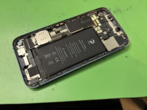 iPhone12mini分解中の画面パネル交換作業の様子(フェニックス横浜関内本店)