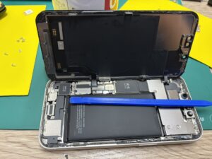 iPhone13分解中の様子・バッテリー交換作業(フェニックス横浜関内本店)
