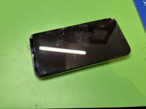 iPhone11Proの画面が割れて映らない状態(横浜関内・フェニックス横浜関内本店)