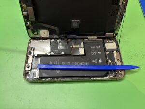 iPhone11Pro分解中の様子・画面パネル交換作業(フェニックス横浜関内本店)